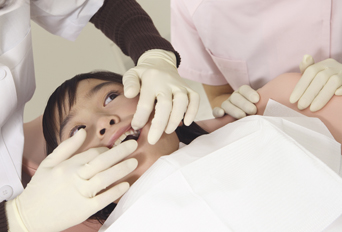 歯科治療中の子ども