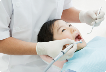 歯科診療中の子ども