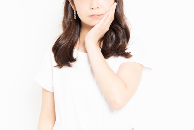 頬を抑える女性